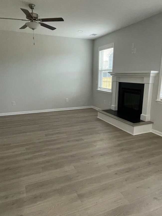 Building Photo - Lovely 5 Bedroom with 3 bathrooms in Greer!!