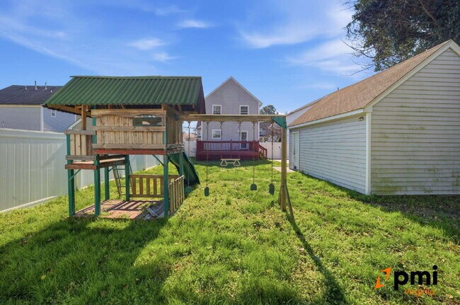 Building Photo - 3 BEDROOM 2.5 BATH WITH FENCED IN YARD AND DETACHED GARAGE FOR RENT IN NORFOLK!
