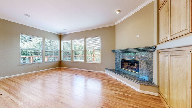 Building Photo - Gorgeous Home with private yards, large de...