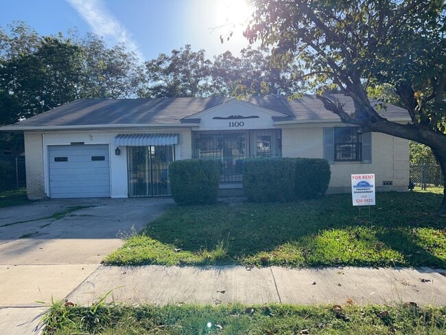 Primary Photo - 1100 Pine Dr