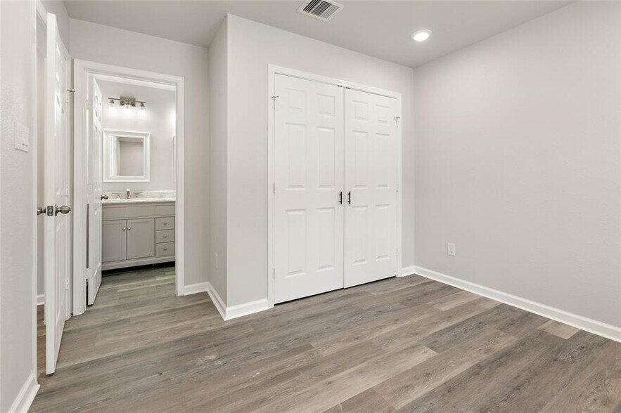 Building Photo - 28402 Champion Oaks Dr