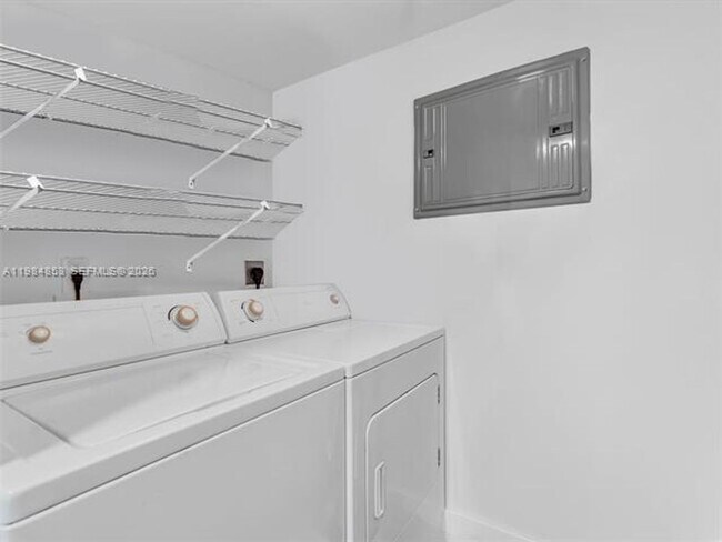 Building Photo - 17150 N Bay Rd