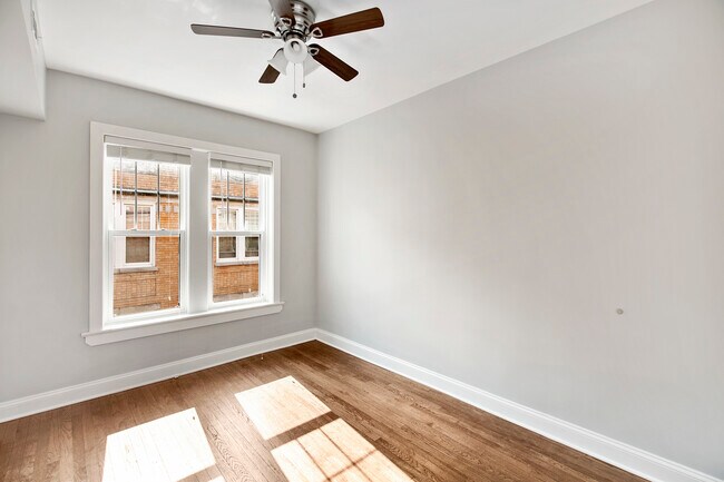 Building Photo - 1110 W Glenlake Ave