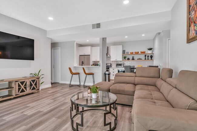 Building Photo - 433 E Tamarack Ave