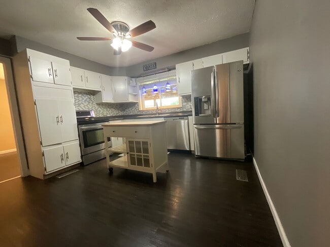 Building Photo - Move in special - 3 bedroom/2 bath brick h...