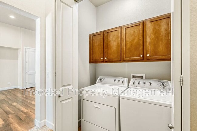 Building Photo - 305 Inverness Way S