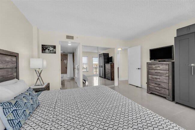 Building Photo - 405 N Ocean Blvd