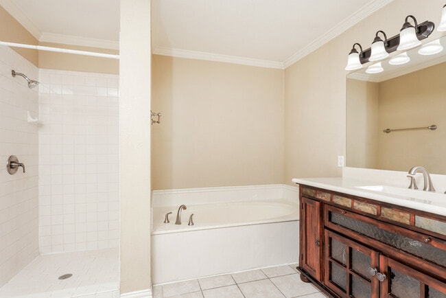 Building Photo - 3000 Huntington Ct