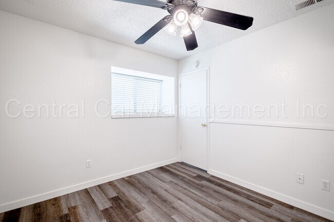 Building Photo - 2 Bedroom/2 Bath Condo - $1495 per Month!