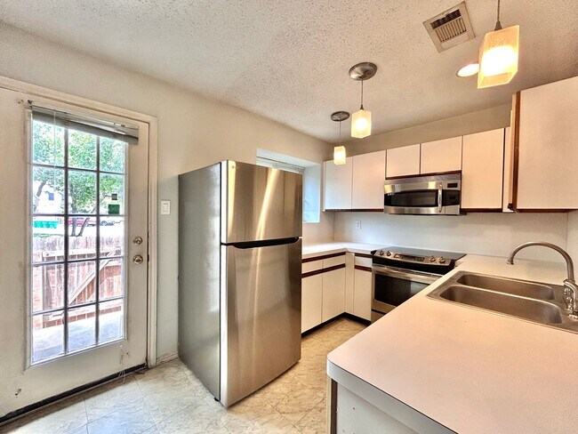 Building Photo - Lovely Rental with 2 Beds, 2.5 Baths & Spa...