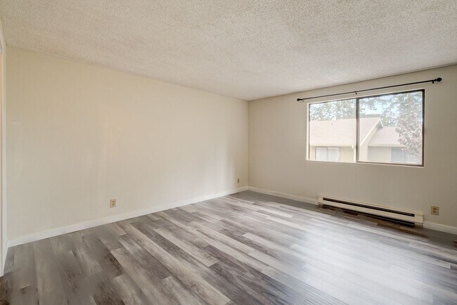 Building Photo - 2 bedroom/1.5 bathroom townhouse