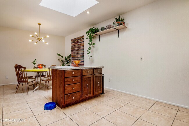 Building Photo - 1341 E Ellis Dr