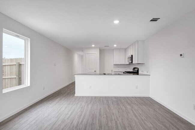 Building Photo - ***APPLICATION CURRENTLY UNDER REVIEW*** MOVE IN SPECIAL, ONE WEEK FREE***Open Concept Home in Wa...