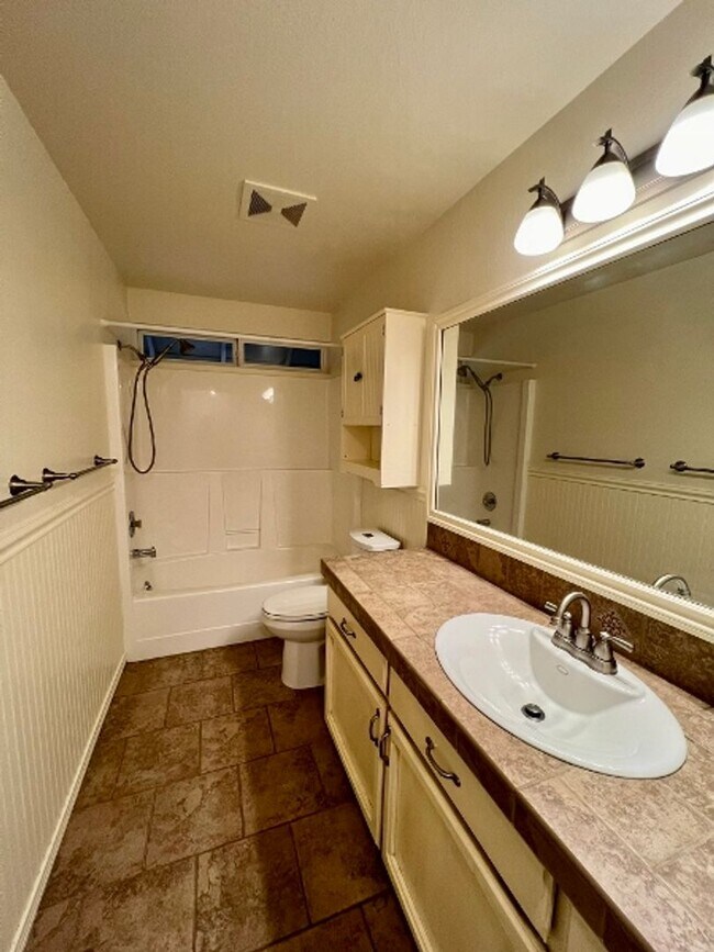 Building Photo - Renovated 3BD w/ Large Shop