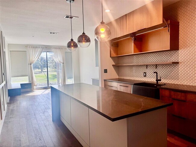 Building Photo - 3114 S Congress Ave