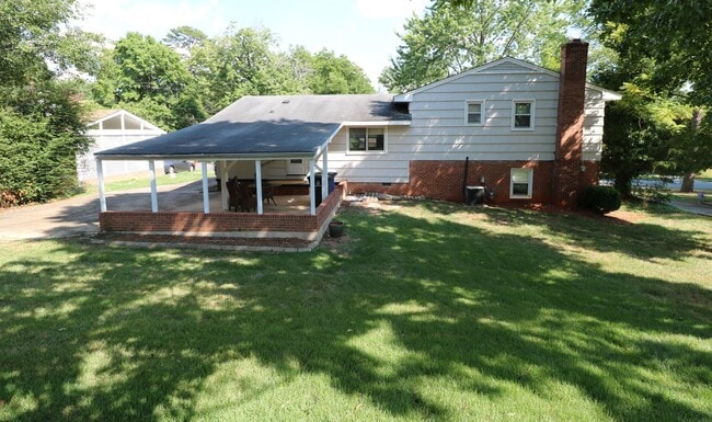 Building Photo - 2815 Ashwood Dr