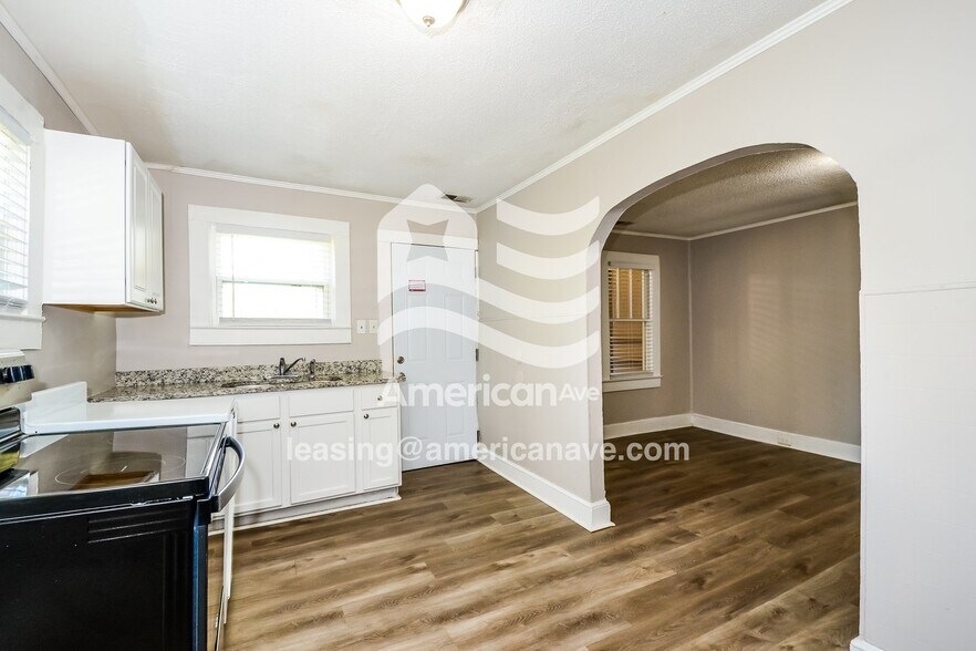 Building Photo - 304 S Pine St