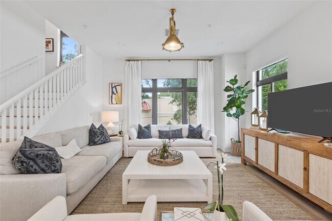 Building Photo - 218 Park Lake St