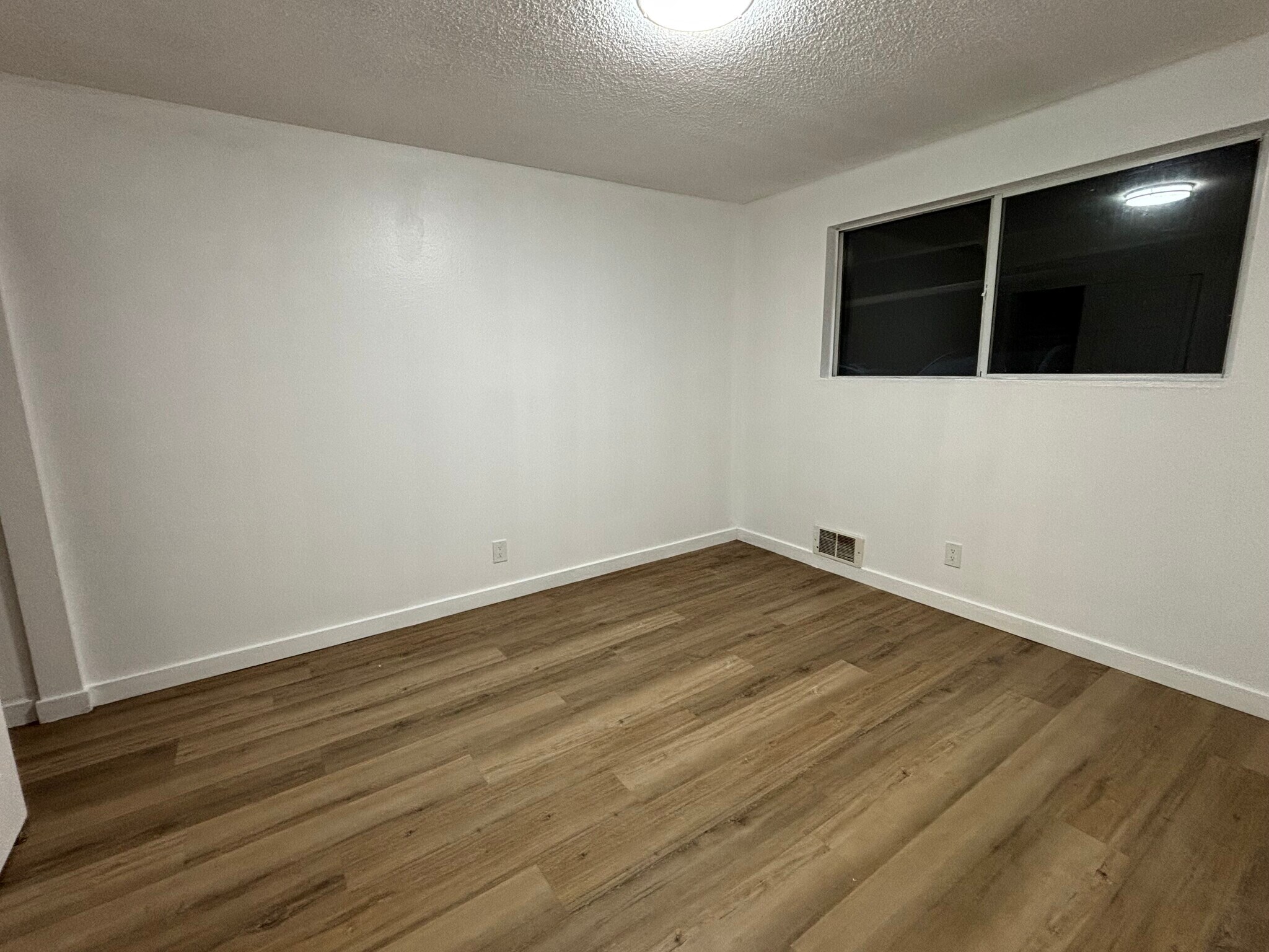 Building Photo - 13910 SE Newport Way