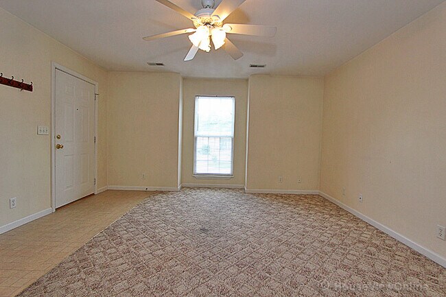 Building Photo - 2831 Hemlock Ct