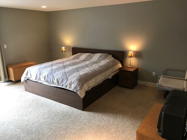 Building Photo - 1951 N Beachwood Dr