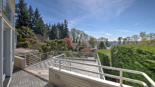 Building Photo - 5bd/5ba Mercer Island Home