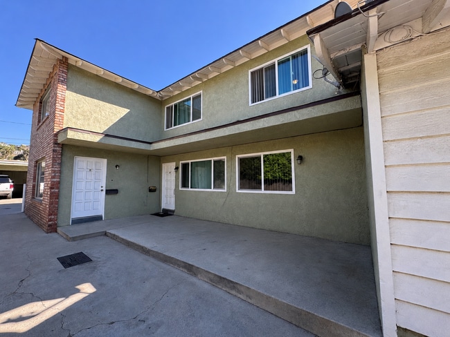 Building Photo - 211 E Santa Paula St