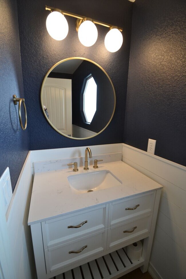 Building Photo - 5 Bed 3.5 Bath 3 Car Garage with AC