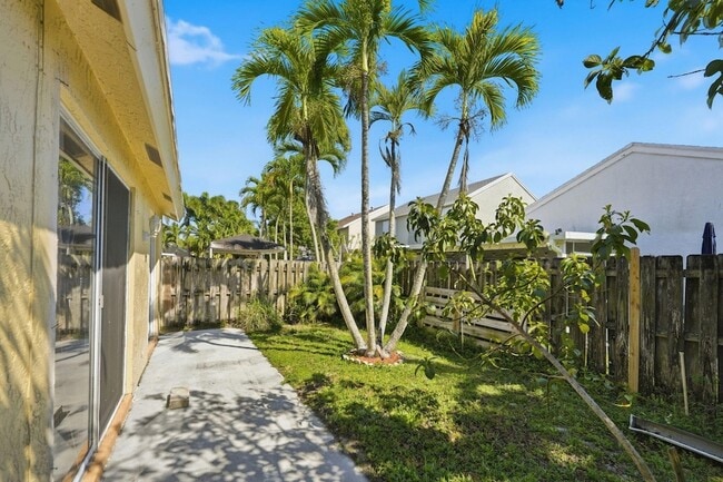 Building Photo - 1239 Sussex St