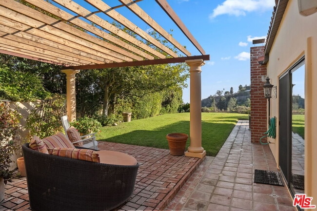 Building Photo - 1344 Bienveneda Ave