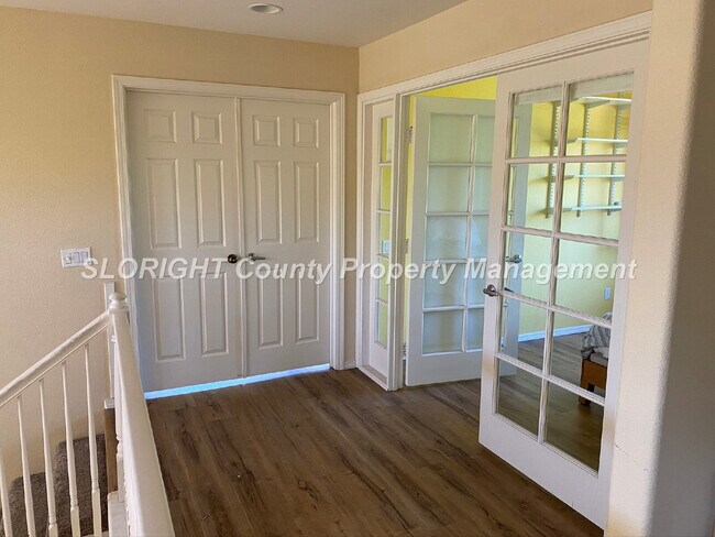 Building Photo - AVAILABLE AUGUST - Beautiful Large 2 Story Home - 5 Bedroom / 3 Bathroom