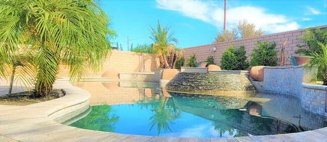 Building Photo - Hidden gem in prestigious community of Palm Desert - Convineant to access from everywhere.