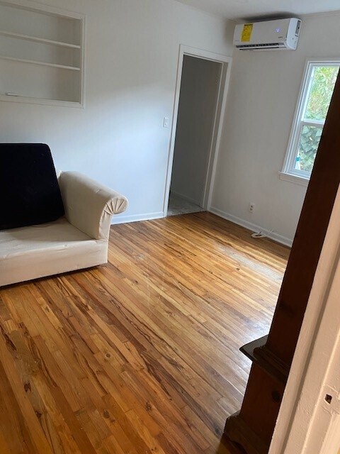 living room - 501 S Church Ln