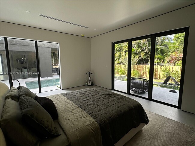 Building Photo - 1065 NE 119th St