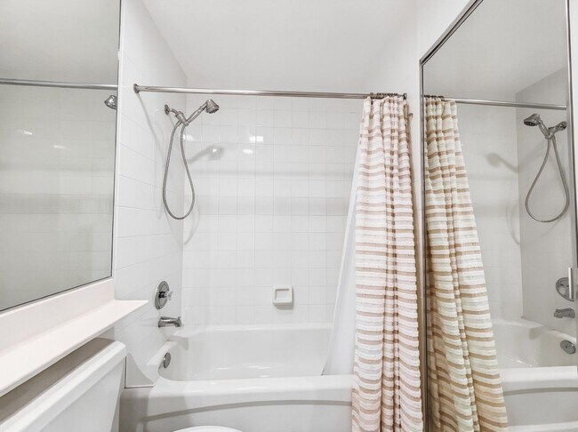 Building Photo - Beautifully maintained 2-bedroom, 2-bath in Island Walk
