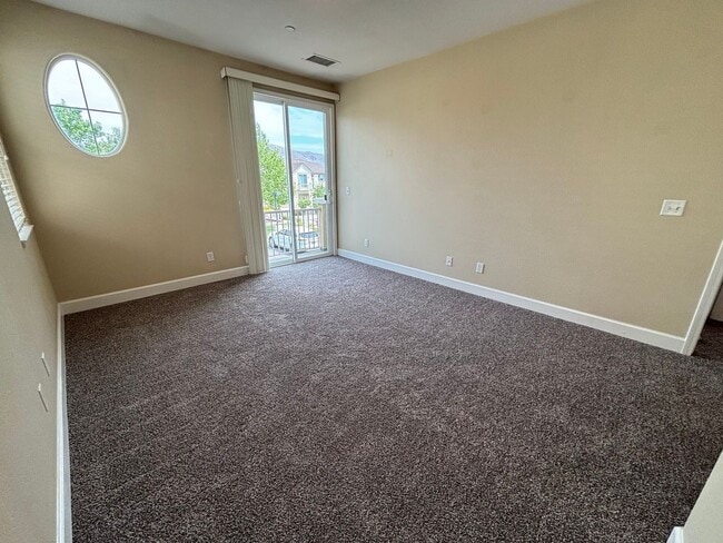 Building Photo - Cute, quiet townhome in Carson City