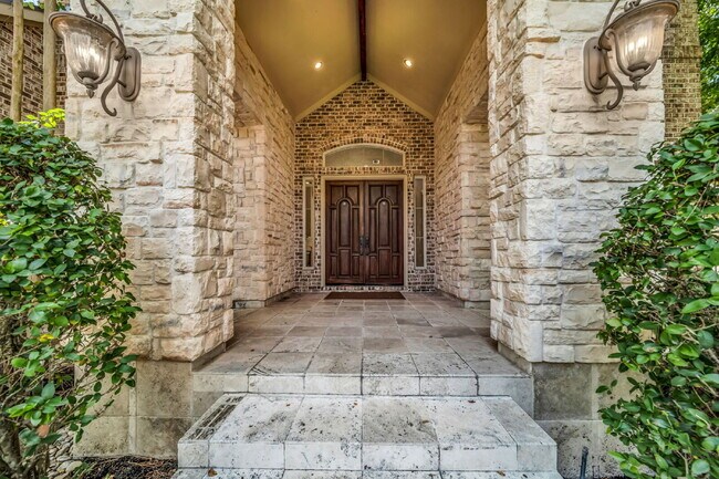 Building Photo - Exceptional 5-bedroom home (2 down) in desirable Woodlands Country Club with landscape & pool mai...