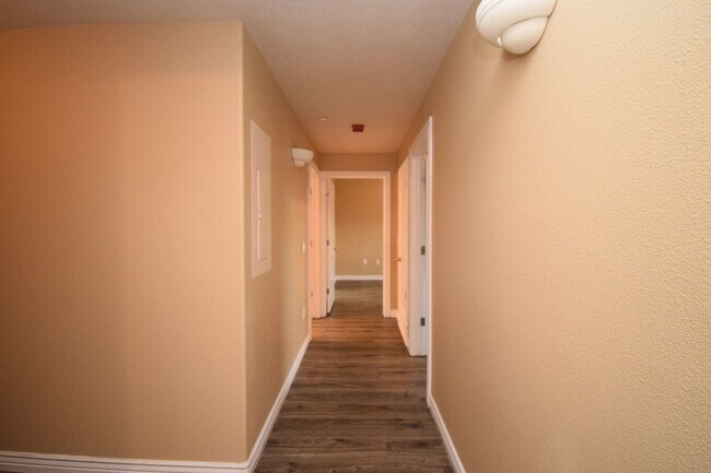 Building Photo - Great 2 Bed 2 Bath Unit in Millcreek!!!