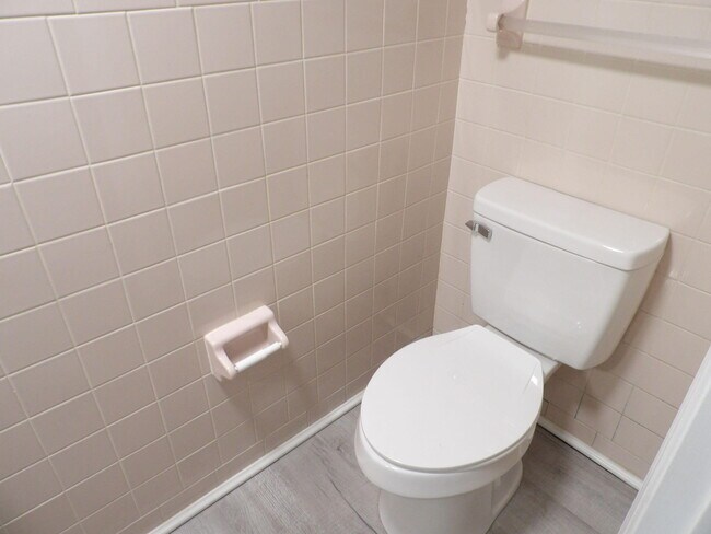 Building Photo - 244 Meadowview Dr