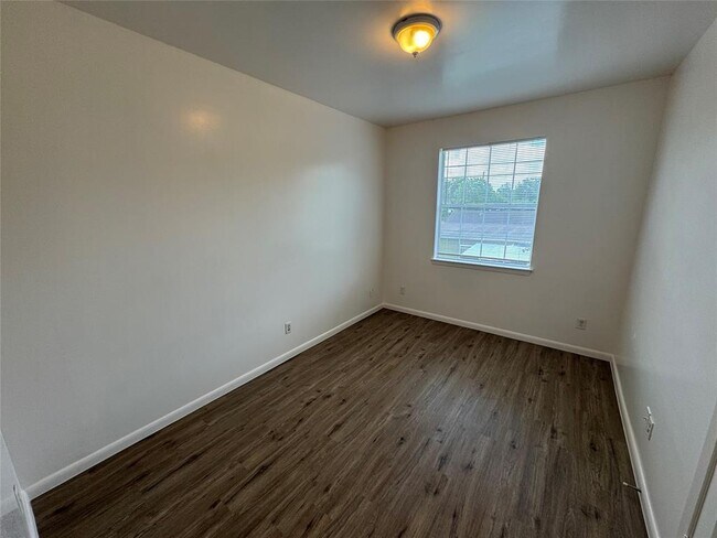 Building Photo - 8526 Lenore St