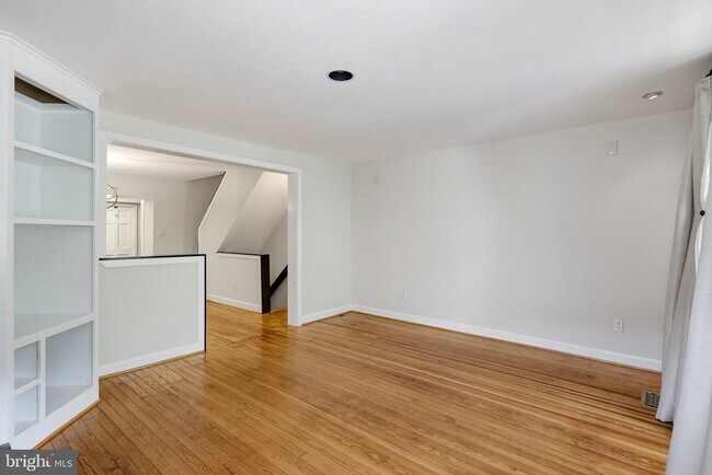 Building Photo - 871 Oella Ave