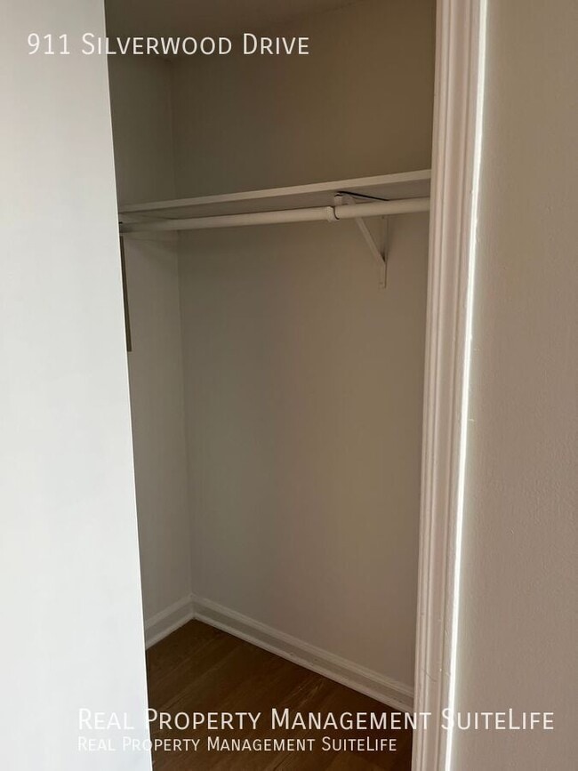 Building Photo - 911 Silverwood Dr