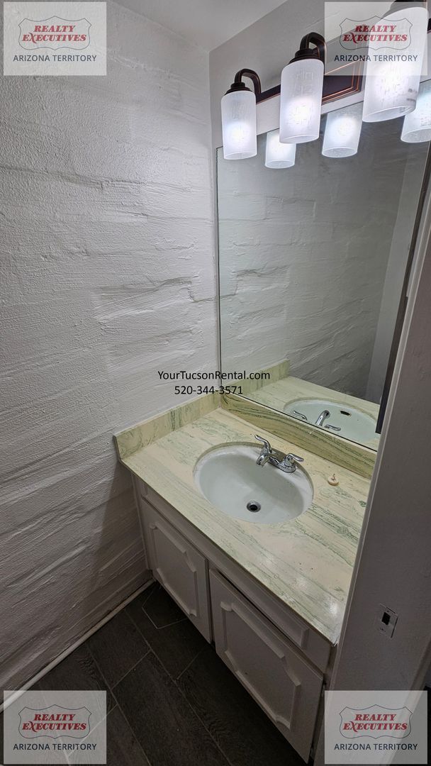 Building Photo - Fort Lowell & Campbell area Condo - 2 Bedrooms & 1.5 Bathrooms