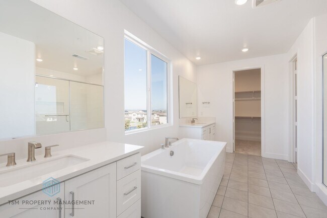 Building Photo - 15437 La Subida Dr