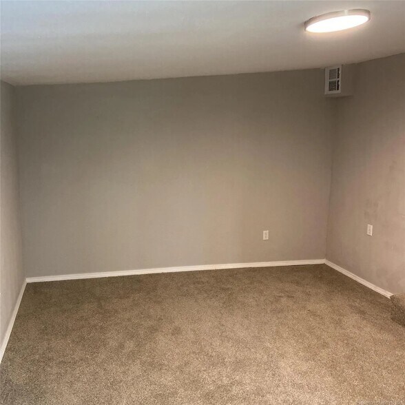 Building Photo - 1047 N Louisville Ave