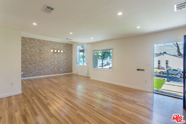 Building Photo - 5400 W 82nd St