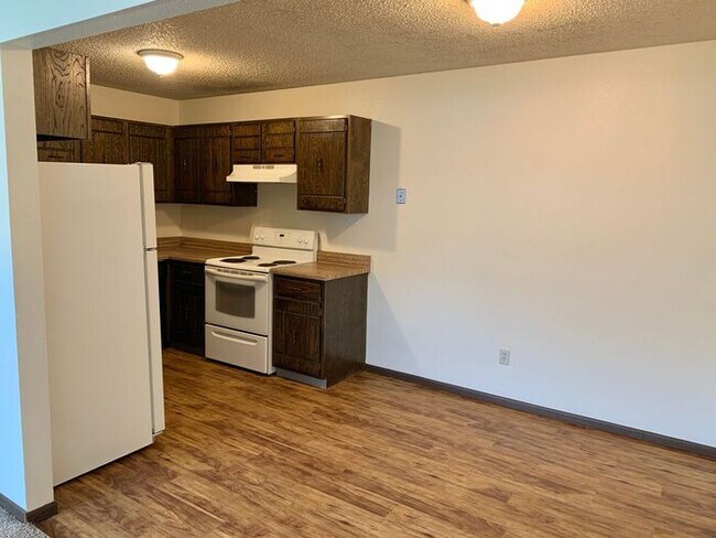 Building Photo - 2 Bed, 1 Bath Apartment for Rent in East Loveland! Move in special - 2 Weeks Free, Flexible lease...