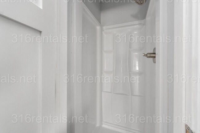 Building Photo - $850 - 1 bed 1 bath - Beautiful newly renovated Multi-family home located in Delano