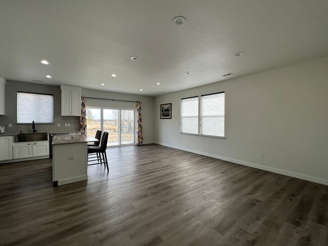 Building Photo - Newer Construction Condos in Moses Pointe!