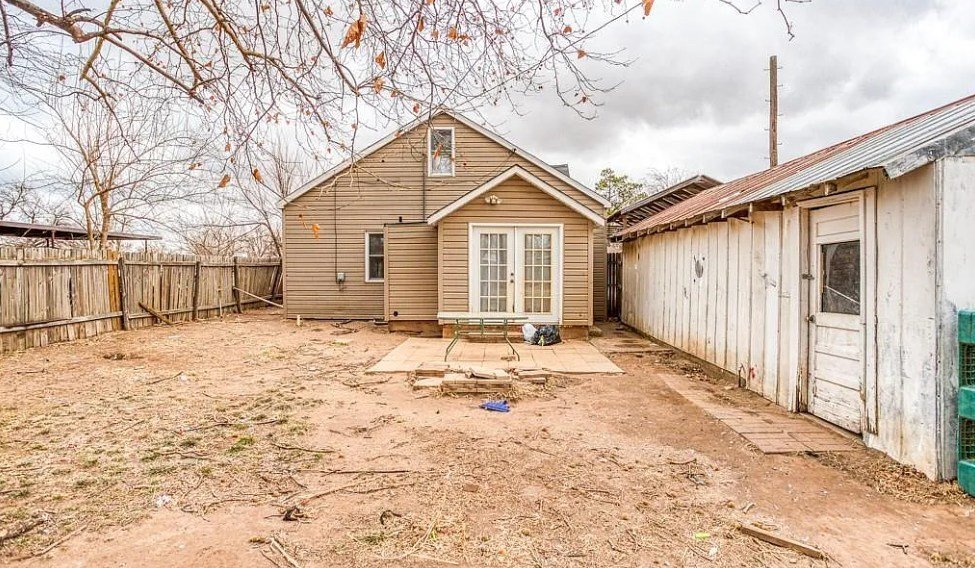 Building Photo - 813 N Burford Ave